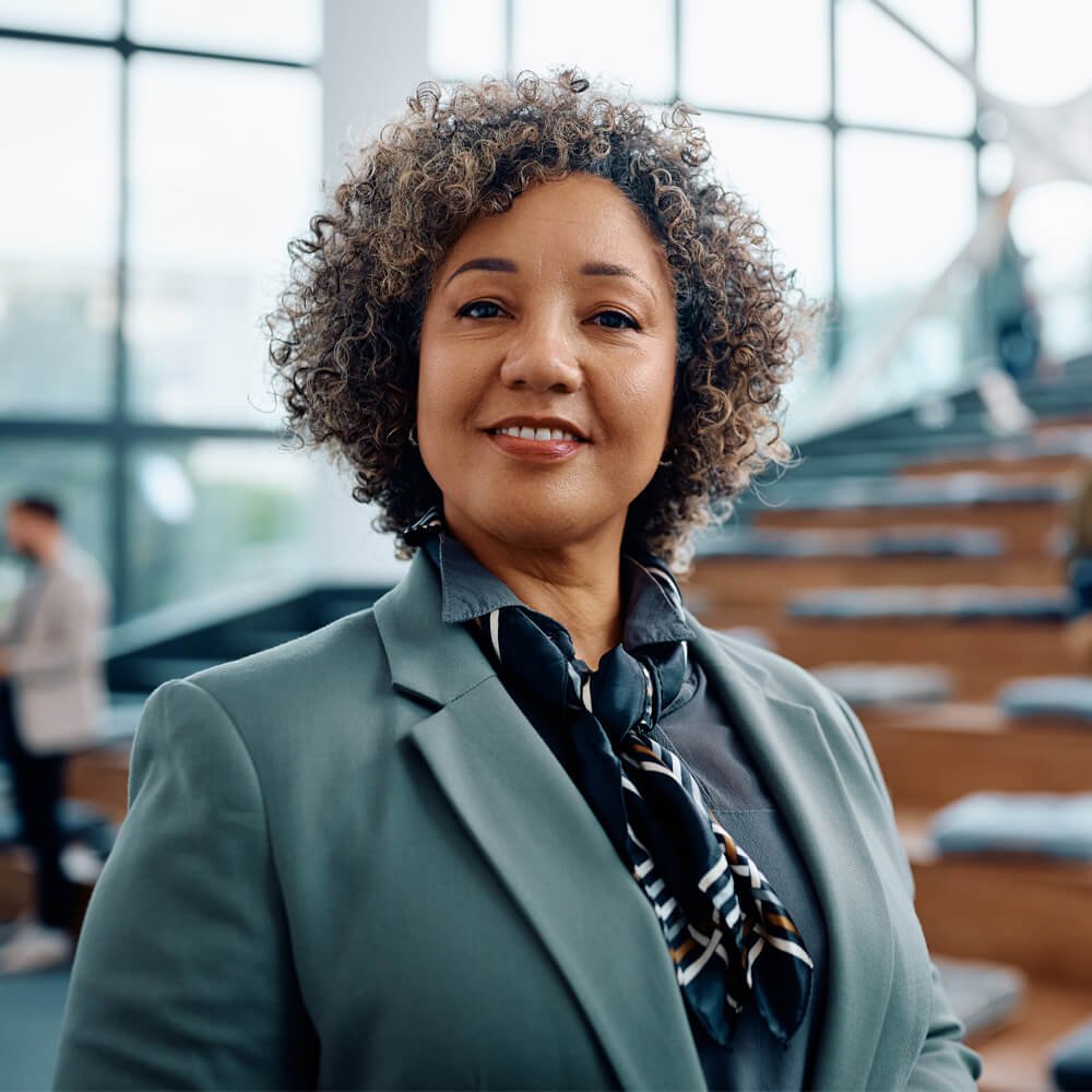 Foto de mujer sonriendo de frente