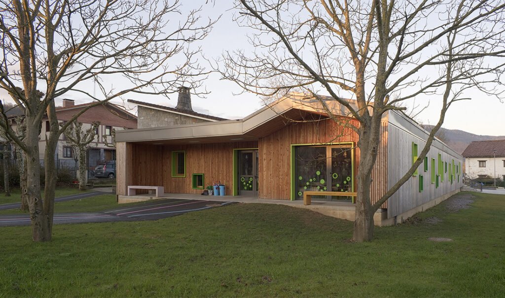 Casa moderna con recubrimiento de madera